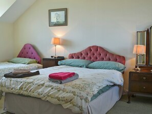 3 bedrooms, free WiFi, bed sheets - 3 bedroom accommodation in Abererch, near Pwllheli (Abererch, near Pwllheli)