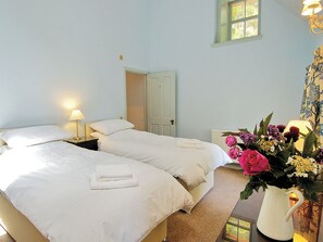 3 bedrooms, free WiFi, bed sheets - 3 bedroom accommodation in Mellerstain, near Kelso (Mellerstain, near Kelso)