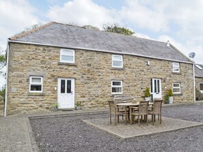 Outdoor dining - 3 bedroom accommodation in Tantobie, Stanley (Tantobie, Stanley)