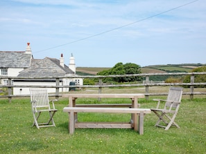 Outdoor dining - An idyllic North Cornwall retreat. (Tresmorn, Bude)