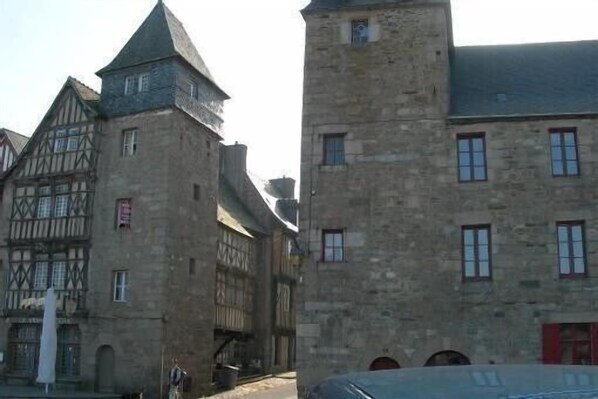 A historic building with a stone facade, multiple windows, and a prominent tower. - PENVENAN 22710. House 4 PERSONS. Close to shops. 3km from beaches (Penvénan)