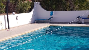 Una piscina al aire libre, una piscina climatizada