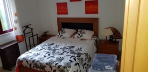 4 bedrooms, soundproofing, iron/ironing board, WiFi