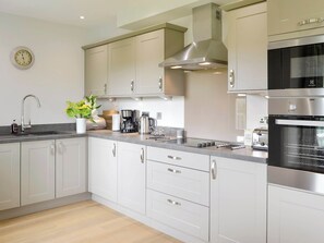 Dishwasher, highchair - 3 bedroom accommodation in Linlithgow, near Edinburgh (Linlithgow, near Edinburgh)