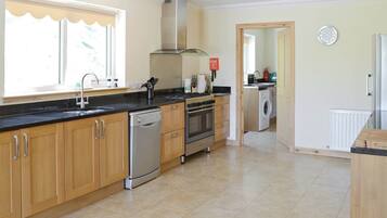 Lava-louças, cadeirão de bebê