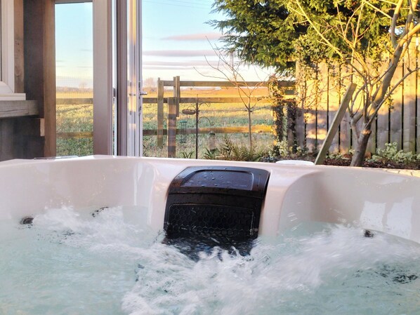 Indoor spa tub