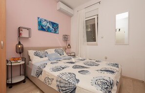 3 عدّة غرف نوم وخزنة داخل الغرفة وواي فاي مجانًا وملاءات أسرّة