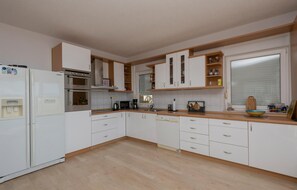 Fridge, microwave, stovetop, dishwasher