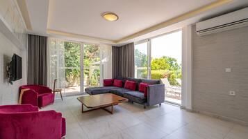 Superior-Villa | Wohnbereich | 41-Zoll-LCD-Fernseher mit Satellitenempfang, Fernseher