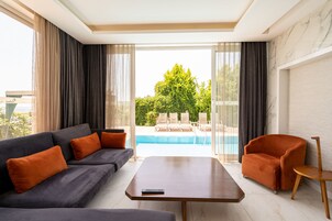 Villa Deluxe | Área de sala de estar | Televisión LCD de 41 pulgadas con canales vía satélite y televisión 