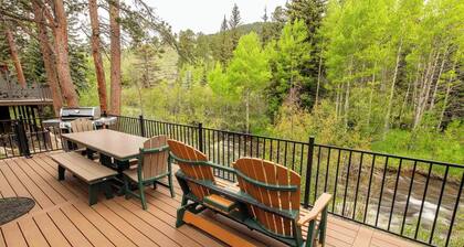 Beautiful, Well-Equipped Home on River, Hot Tub, Close to Rocky Mtn. N P & YMCA