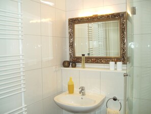 Dusj, hårføner og håndklær