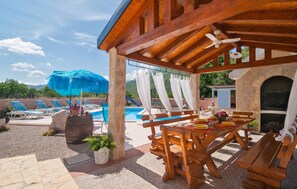 Outdoor dining - Cozy home in Zezevica with sauna (Zezevica)
