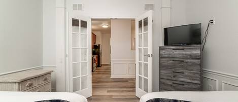 3 bedrooms, desk, iron/ironing board, free WiFi