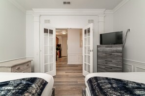 3 bedrooms, desk, iron/ironing board, free WiFi