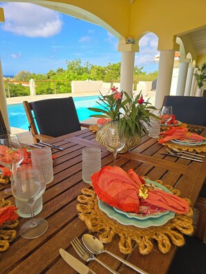 تناول الطعام بالخارج