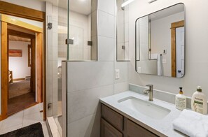 Douche, sĂšche-cheveux, serviettes fournies, savon
