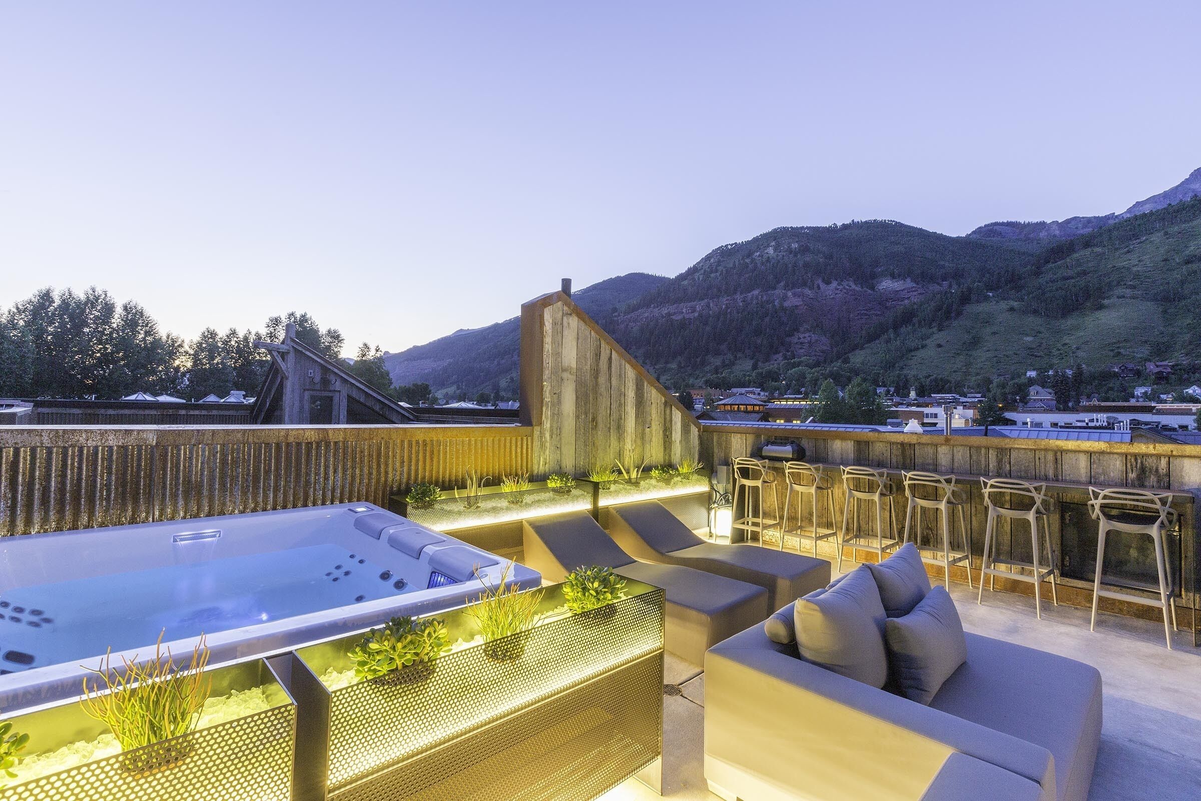 Outdoor spa tub