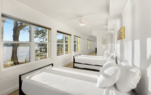 2 quartos, ferros/tábuas de passar roupa, Wi-Fi, roupa de cama