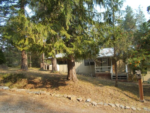 Comfortable 3 bedroom 1 bath Cabin, walk to the lake at the Public boat launch.