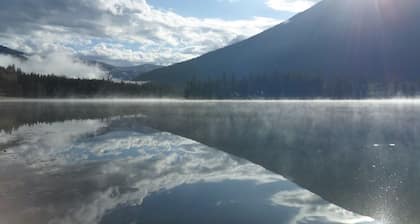 Comfortable 3 bedroom 1 bath Cabin, walk to the lake at the Public boat launch.