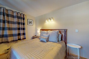 1 bedroom, iron/ironing board, internet, bed sheets - 2nd-floor mountain-view condo with sauna, balcony, kitchen - walk to lifts (Crested Butte)