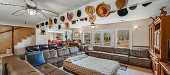 7BR/4BA, Sleeps 21!  Adjoins National Park. Trails / Pond. Lookout Mtn. Cabin