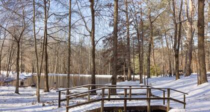 7BR/4BA, Sleeps 21! Adjoins National Park. Trails / Pond. Lookout Mtn. Cabin