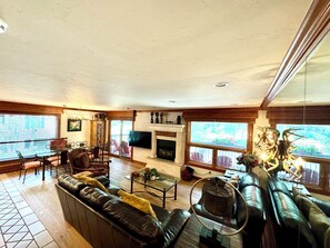 TV, peis, DVD-spiller og stereoanlegg