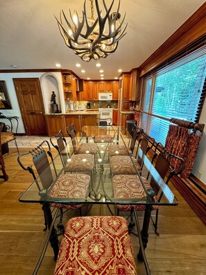 Dining - Charming Condo steps to charilift & village shops, master w/ steamroomLic#008155 (Vail)