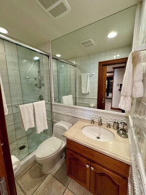 Douche, séchoir à cheveux, serviettes fournies