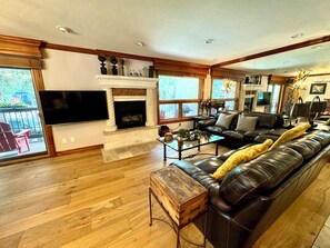 TV, peis, DVD-spiller og stereoanlegg