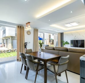 Casa, 3 quartos | Opções para refeição no quarto