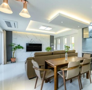In-room dining - Chandelier Pension (Jeju City)