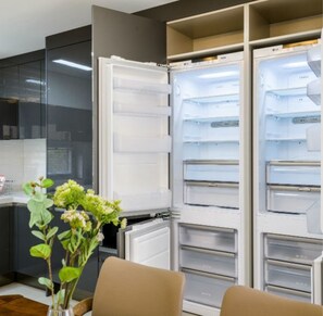 Casa, 3 quartos | Cozinha americana privada | Geladeira, micro-ondas, fogão, cooktop