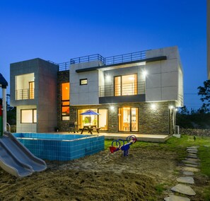 Seasonal outdoor pool - Chandelier Pension (Jeju City)