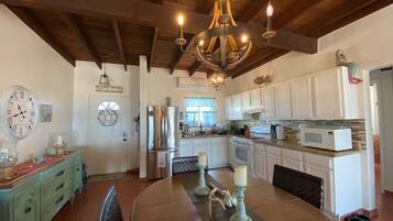 Jääkaappi, mikroaaltouuni, uuni, liesi