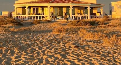 DAS JUWEL VON PLAYA MIRAMAR! Bewachte Gemeinschaft 24/7. Große Auffahrt. Sichern