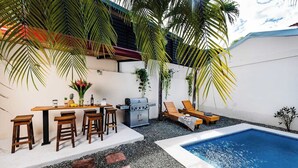 A backyard with a barbecue, pool, and seating area. - Casa Tropical☙Remodeled Beach Oasis Perfect for resting and relaxing ❧ (Tamarindo)