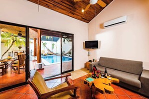 Flat-screen TV, books, offices - Casa Tropical☙Remodeled Beach Oasis Perfect for resting and relaxing ❧ (Tamarindo)