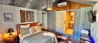 Parkway, fall colors, hiking, biking, shopping, hot tub, fire pit, downtown