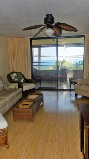 Smart TV, tavolo da ping pong, libri