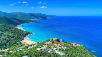 Playa en los alrededores, camastros y toallas de playa