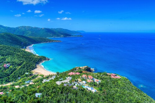 Panoramic Ocean Views, Secluded Beach, King Bed and Outdoor Shower