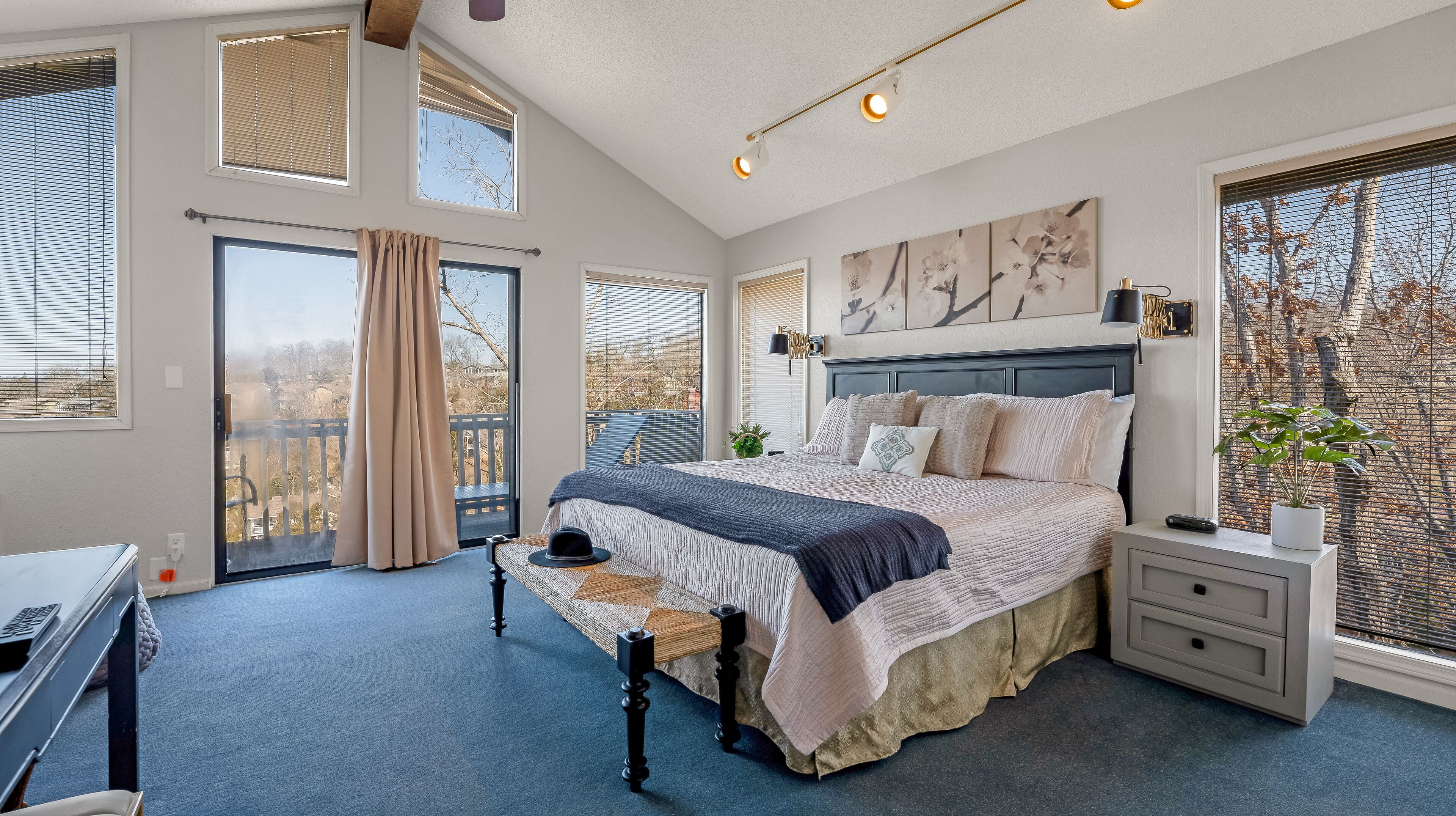 4 bedrooms, desk, iron/ironing board, travel crib