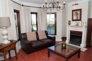 华丽独立别墅, 多张床, 无烟房, 高尔夫景观 | 起居区 | 平板电视