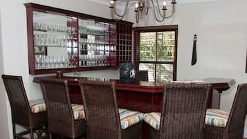 Deluxe House, Multiple Beds, Non Smoking, Golf View | In-room dining