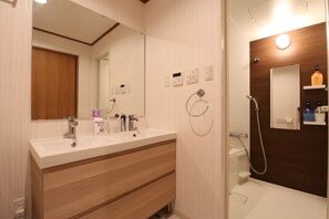 Quadruple Room (201) | Bathroom | Combined shower/tub, deep soaking tub, free toiletries, hair dryer - Shizuka - Kozu (Osaka)
