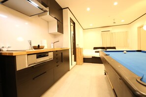 Quadruple Room (301) | Private kitchenette | Fridge, microwave, cookware/dishes/utensils - Shizuka - Kozu (Osaka)