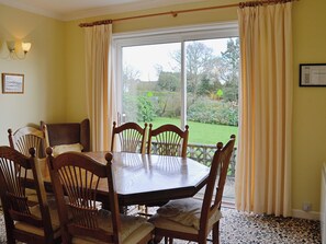 Dining - 3 bedroom accommodation in Lanjeth, near St Austell (Lanjeth, near St Austell)